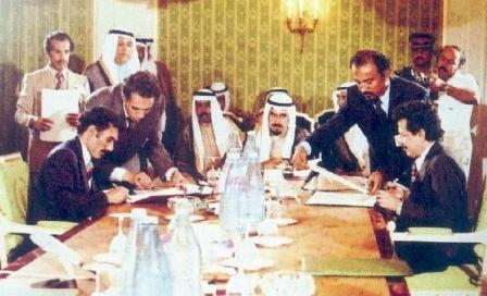 الرئيس علي عبداللة صالح والرئيس عبدالفتاح اسماعيل اثناء توقيع اتفاقية الكويت 1979م